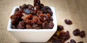 Dürfen Hunde Rosinen essen? Warum du besser aufpasst